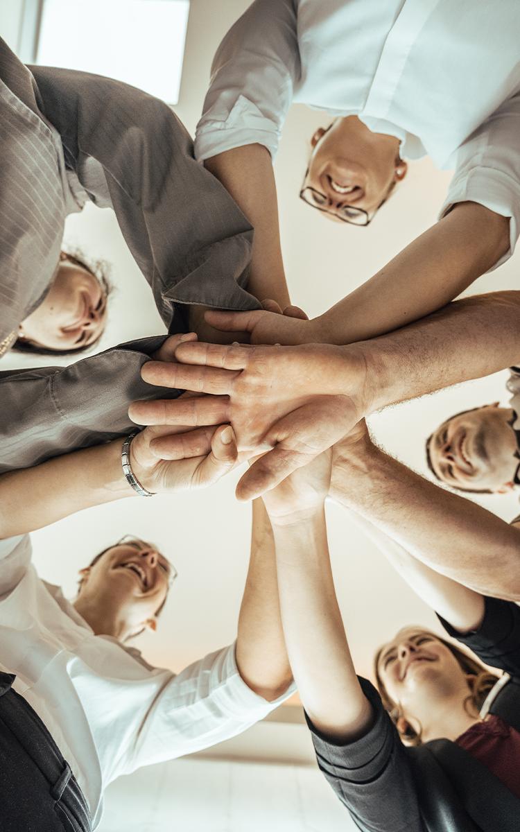 Deine Benefits - das Team steckt die Hände zusammen "einer für alle, alle für einen"